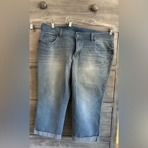 Time & Tru Distressed Denim Cuffed Capri Pants | Size 18
